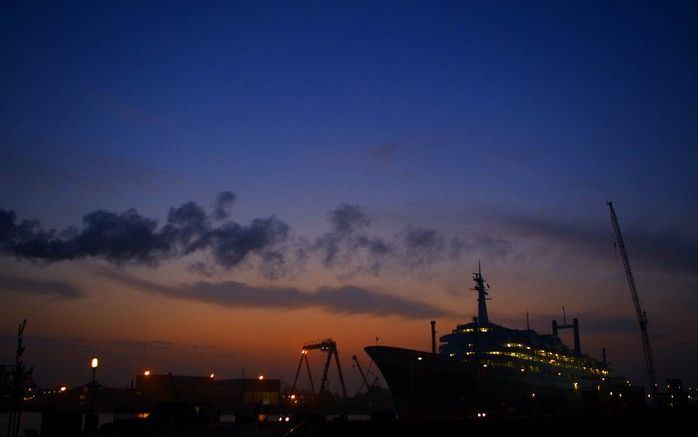 ROTTERDAM – Fier ligt de ss Rotterdam aan de kade op Katendrecht. Het voormalige vlaggenschip van de Holland Amerika Lijn (HAL) is terug in zijn geboortehaven. Het moet naast de Euromast, Blijdorp en Spido een van de topattracties van Rotterdam worden. Vo