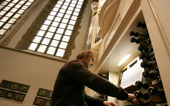 Cor Ardesch, organist van de Dordtse dom, hoopt in ongeveer zes jaar alle orgelwerken van Bach op cd te zetten. Hij bespeelt daarvoor het vorig jaar opgeleverde Verschuerenorgel in het Mariakoor van de Dordtse kerk. „Bach geeft rust, zekerheid.” Foto RD, 