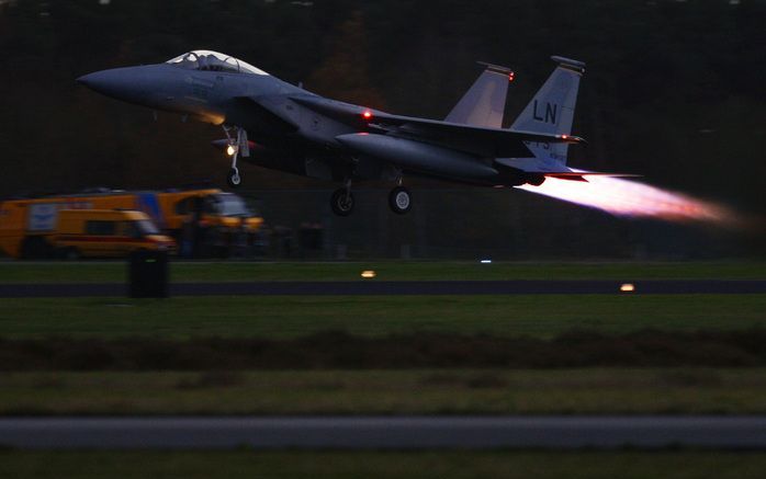 Een straaljager is neergestort op een woonwijk in San Diego. Foto: een F-15-straaljager. - Foto ANP