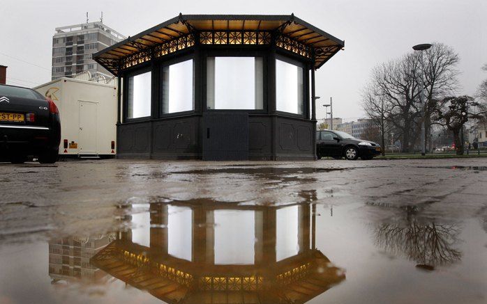 De Stadskiosk in Arnhem verkoopt alles van kranten en tijdschriften tot batterijen en van snoepgoed en sigaretten tot postzegels. Bovendien kunnen klanten er ook terecht voor een bakje koffie of toeristische info. De Arnhemse kiosk is uiterlijk gemodellee