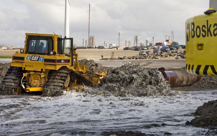 ROTTERDAM - Werkzaamheden voor de aanleg van de Tweede Maasvlakte sinds september. Foto ANP