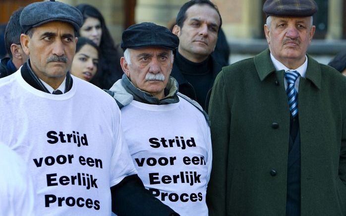 Ongeveer tweehonderd mensen, voornamelijk van Afghaanse afkomst, kwamen samen op het Plein in Den Haag. Foto ANP