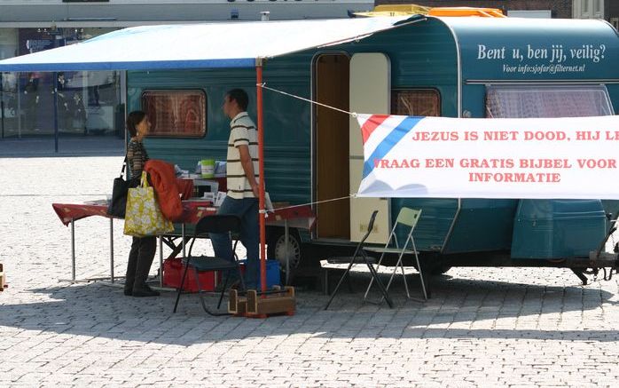 BENNEKOM – Stichting In de Rechte Straat (IRS) heeft in ’s Hertogenbosch voor een proefperiode van een halfjaar een evangelisatieproject op touw gezet. Hiervoor werkt zij samen met evangelist P. Pols, verschillende kerken in de Brabantse hoofdstad en de S