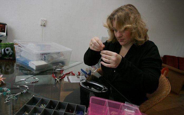 Ziekte van een goede vriendin vormde voor Esther Leeuw Van de Mey aanleiding om Stitching for Women op te zetten. Door sieraden te maken en te verkopen steunt ze het onderzoek naar eierstokkanker. Foto’s RD, Anton Dommerholt