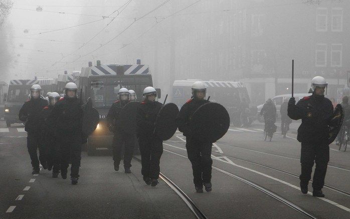 Agenten kunnen door schokkende gebeurtenissen getraumatiseerd raken. Op de foto de politie in Amsterdam in actie in verband met de ontruiming van kraakpanden. Foto ANP