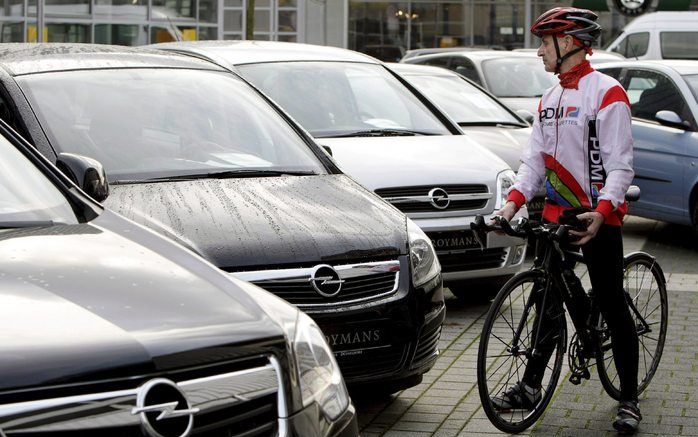 Een kwart van de Nederlandse autodealers wil volgend jaar schrappen in zijn personeelsbestand, waarbij gedwongen ontslagen niet worden uitgesloten. Foto EPA