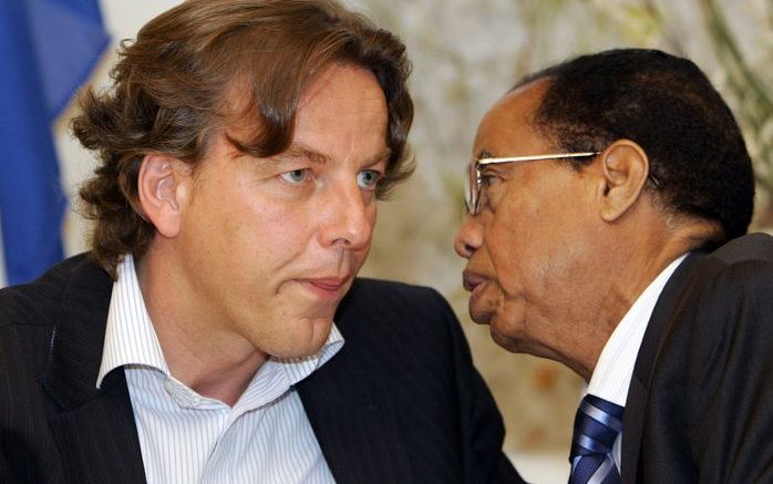 DEN HAAG - De premier van de overgangsregering van Somalie, Nur Hassan Hussein (R), had in juli een gesprek met minister Koenders van Ontwikkelingssamenwerking, over de politieke en humanitaire situatie in Somalie. Foto ANP