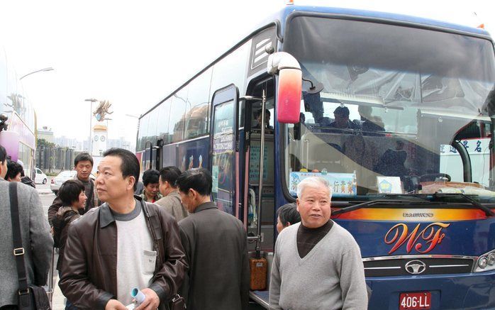 TAIPEI - Chinese toeristen arriveren in Taipei, nadat China en Taiwain dagelijkse chartervluchten startten. Foto EPA