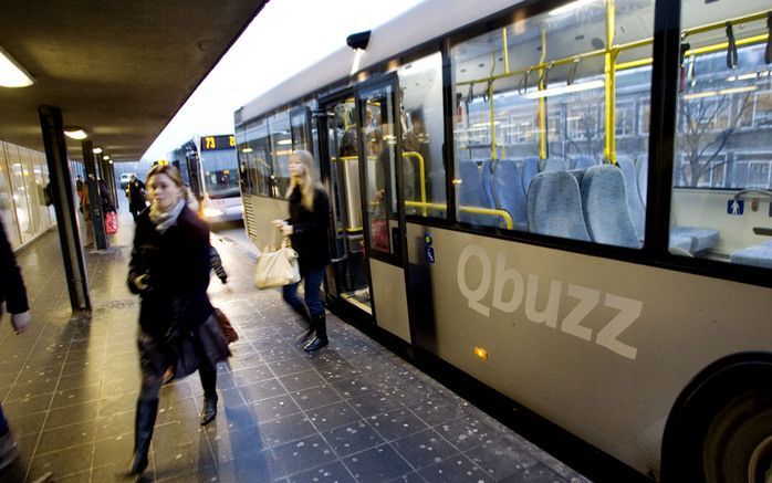 ROTTERDAM – De bussen van de nieuwe vervoerder Qbuzz vanmorgen bij Rotterdam Zuidplein. De ruim 140 gloednieuwe voertuigen van Qbuzz rijden sinds gisteren in Zuidoost Friesland en de regio Rotterdam. Foto Guido Benschop