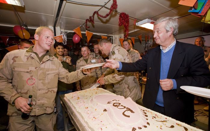 Minister Van Middelkoop, hier eind 2007 op bezoek bij de Nederlandse militairen in Uruzgan, vind het salaris van een oud-militair te hoog. Foto ANP