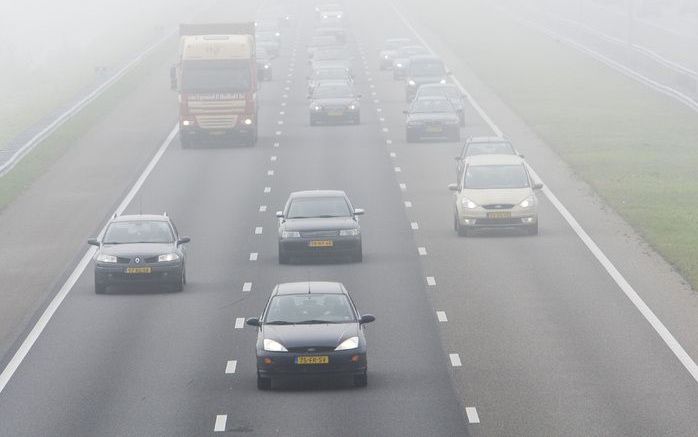 Rond acht uur stond ruim 300 kilometer file op de snelwegen. Spitsstroken op diverse snelwegen zijn dinsdagochtend niet voor het verkeer opengesteld in verband met dichte mist. Foto ANP