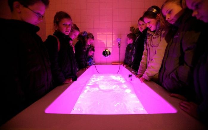 CAPELLE A/D IJSSEL – Het verlichte bubbelbad van de dinsdag geopende kinderhospice Pallieterburght in Capelle aan den IJssel. In de hospice kunnen ongeneeslijk zieke kinderen terecht. Pallieterburght is de zesde kinderhospice in Nederland Foto Sjaak Verbo