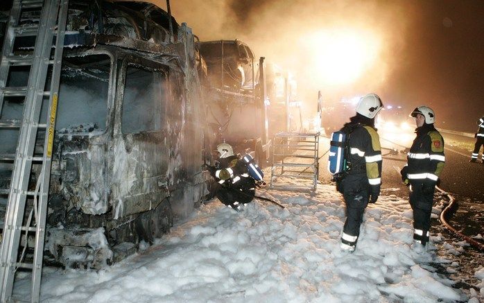 Bij de botsing waren ongeveer vijftien auto’s en een Spaanse vrachtwagen betrokken. De vrachtwagen met trailer, geladen met zes auto’s, brandde helemaal uit. Twee mensen raakten gewond en zijn naar het ziekenhuis gebracht. Foto ANP