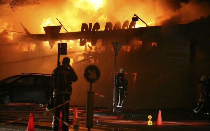 Bouwmarkt Big Boss in het centrum van Purmerend is woensdagavond verwoest door een grote uitslaande brand. Foto ANP