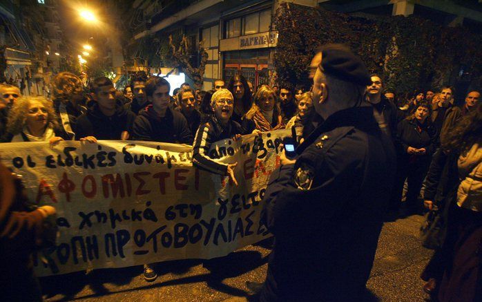 De situatie in de Griekse hoofdstad Athene komt maar niet tot rust. Na een nagenoeg vreedzame demonstratie van enkele duizenden studenten en scholieren ontstonden donderdag opnieuw rellen voor het parlementsgebouw. Foto EPA