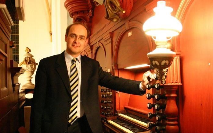 ROUVEEN - Voor Harm Hoeve (1964) uit Rouveen is een drukke week aangebroken. In negen dagen tijd werkt hij mee aan zeven kerstconcerten: als organist, pianist of dirigent. „Je moet wel zorgen dat je er tijd voor hebt.” Foto RD