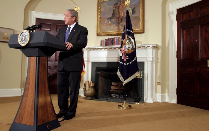 President Bush spreekt in Roosevelt Room van het Witte Huis de de pers toe over het reddingsplan voor de auto-industrie. Foto EPA