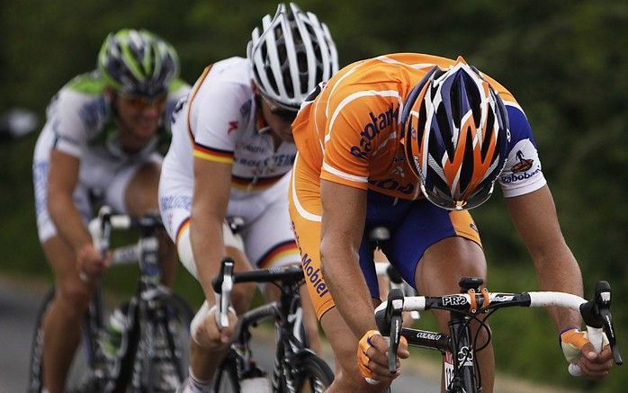 De komst van de Tour de France naar Zeeland en Zuid-Holland zorgt voor beroering. Gemeenten moeten daardoor niet verplicht worden op zondag te werken, vindt de SGP in de Tweede Kamer. - Foto ANP