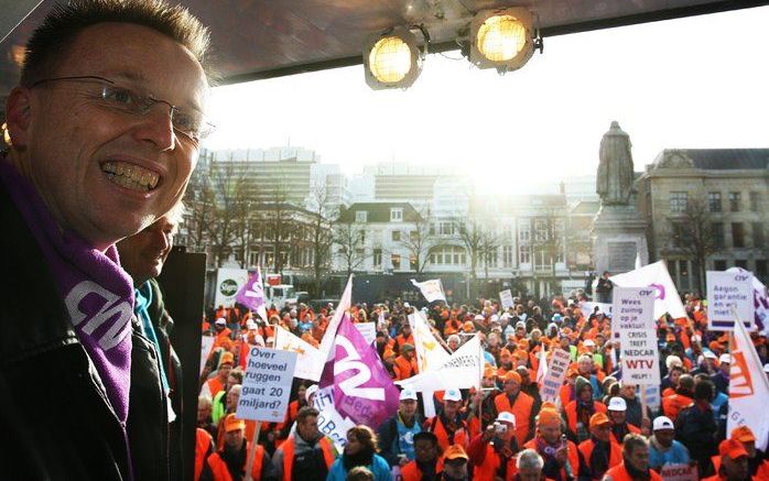 DEN HAAG - Werknemers van bedrijven als Nedcar en DAF vragen vrijdagochtend op het Plein in Den Haag de aandacht van het kabinet voor de gevolgen van de kredietcrisis. Door actie te voeren hopen zij de druk op te voeren op het kabinet om snel te komen met