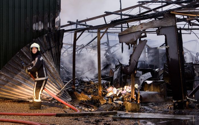 AALSMEER - Zondagmiddag woedt er een grote brand in een aantal complexen in Aalsmeer. In de complexen bevinden zich kassen en opslagruimte voor onder meer oldtimers en keukens, liet een woordvoerder van de politie weten. ANP