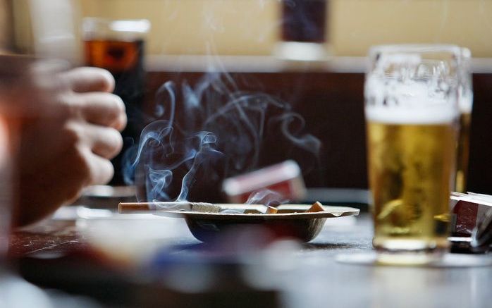 'Dronken’ acteurs bezochten daar 52 kroegen. Ze bestelden aan de bar een biertje en kregen dat in 50 van de 52 gevallen. Een café weigerde, een andere kroeg gaf een alcoholvrij pilsje. Foto ANP