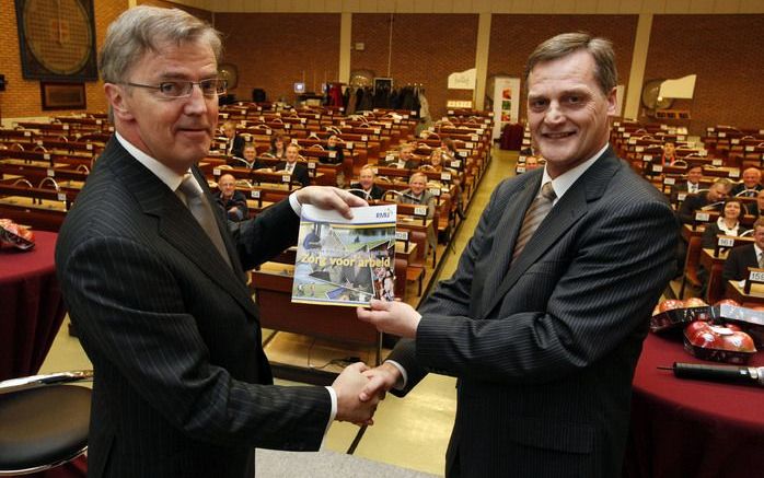 Peter Schalk (rechts) van de RMU overhandigde gisteren de Nota Arbeidsvoorwaardenbeleid aan Loek Hermans van MKB Nederland. Foto Jan Bouwhuis.