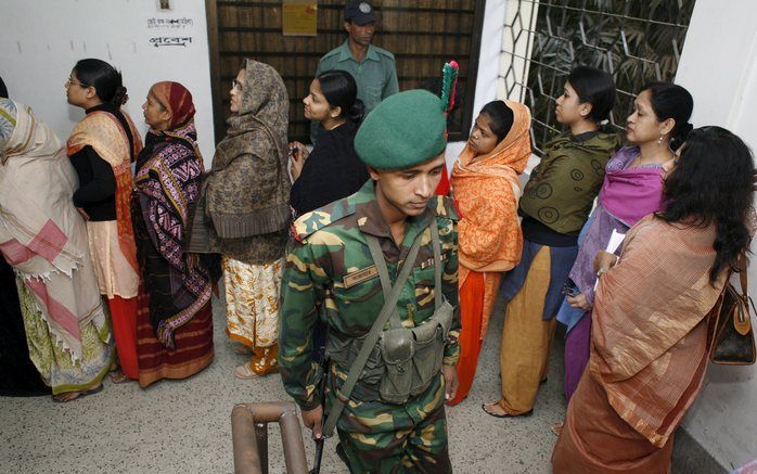 DHAKA - Ongeveer 80 miljoen inwoners van Bangladesh zijn opgeroepen om maandag een nieuw parlement te kiezen. Het is de eerste stembusgang sinds 2001. De stembureaus zijn om 3.00 uur (Nederlandse tijd) geopend. Ze sluiten om 11.00 uur. De stembusgang is b