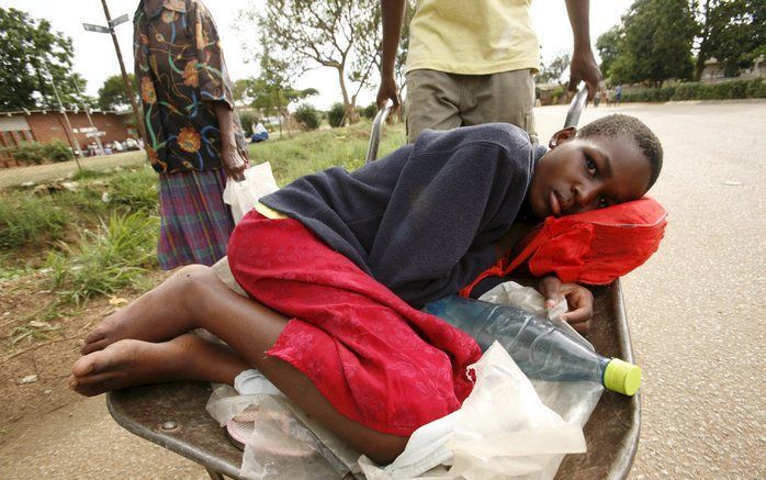 Een cholerapatiënt wordt naar een kliniek gebracht in Zimbabwe. Foto EPA