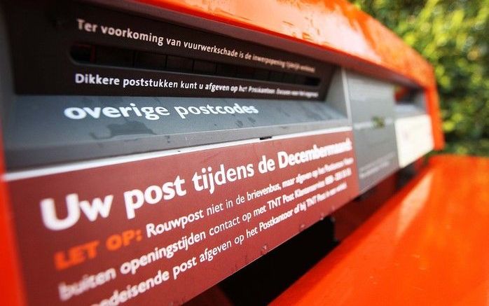 Tijdens de jaarwisseling gooien raddraaiers vuurwerk in brievenbussen. Om schade te voorkomen worden deze gesloten. Foto EPA