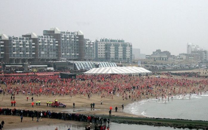 De 6500 mensen die bij Scheveningen meededen aan de nieuwjaarsduik, kunnen het niet al te koud hebben gehad. Foto ANP