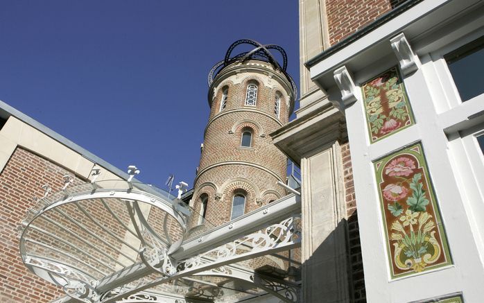 De toegangsdeuren van Maison Jules Verne in het Franse Amiens zijn gedecoreerd met kleurige bloemen. Het museum staat vol met herinneringen aan de meest vertaalde sciencefictionschrijver ter wereld. &#61559;Foto Maison Jules Verne