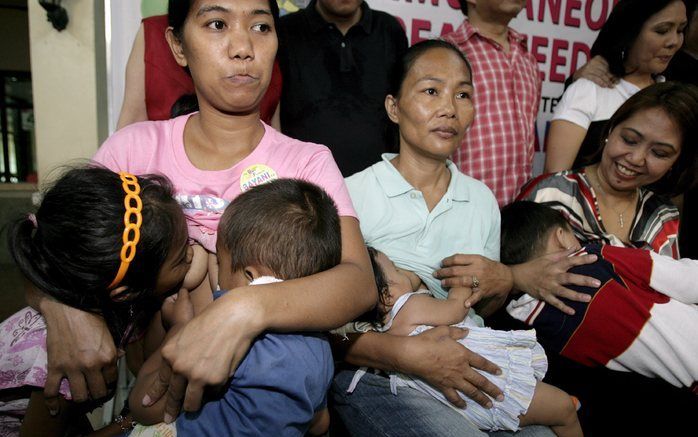 Zeker vijf ouders van Chinese kinderen die ziek waren geworden door melkpoeder met melamine, zijn vrijdag opgepakt toen ze een persconferentie wilden houden. Dat heeft een van de arrestanten gezegd. Foto EPA