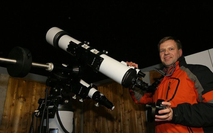 RIJSSEN – Met behulp van telescoop en camera speurt Wim Bakker uit Rijssen in heldere nachten de hemel af, op zoek naar een sterrenstelsel, planeet of sterrennevel. Hij bouwde een sterrenwacht in zijn achtertuin. „Eerst stond ik te soppen in het natte gra