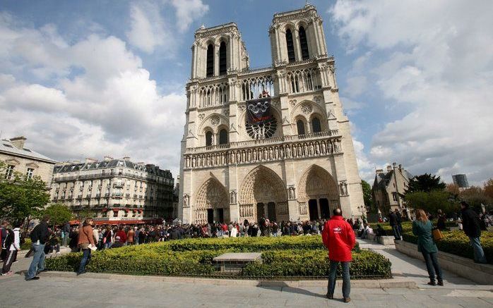 Het aantal priesters in de Franse Rooms-Katholieke Kerk neemt sterk af. Op de foto de Notre Dame in Parijs. Foto EPA