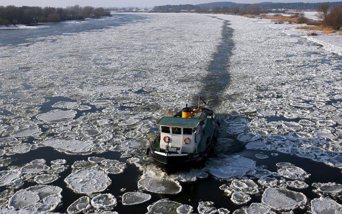 Een ijsbreker op de Elbe, Duitsland. Foto EPA