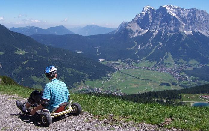 De Stanley Rider is een driewielig karretje waarmee funsporters hotsend en botsend de berg af komen rijden. Tijdens een welkome pauze is het uitzicht over de Tiroler Zugspitz Arena adembenemend mooi.