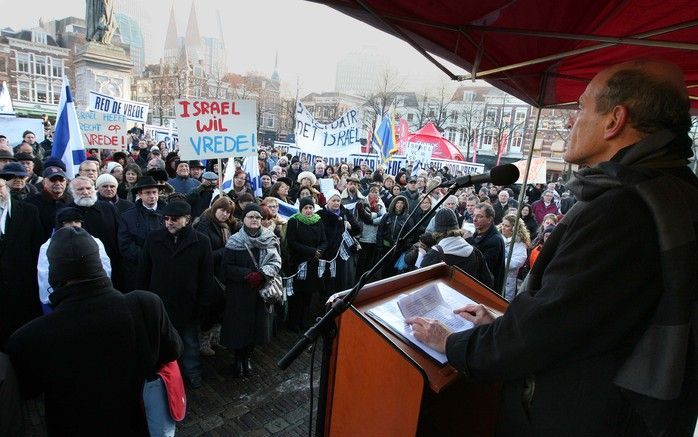 DEN HAAG – Zo’n 500 betogers van joodse en christelijke organisaties kwamen vrijdag bijeen in Den Haag om hun steun te betuigen aan Israël in de strijd tegen Hamas. Leo Markus, lid van Christenen voor Israël, uit Waddinxveen: „We zijn hier voor de waarhei