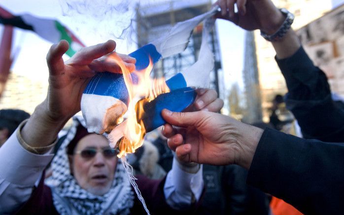 Enkele honderden mensen hebben vrijdagmiddag in Rotterdam gedemonstreerd tegen de aanval van Israël op de Gazastrook. Foto ANP