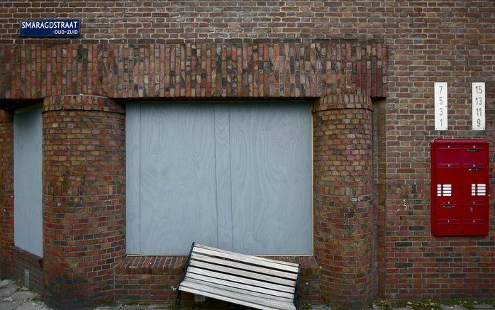 AMSTERDAM - De dichtgetimmerde woning aan de Amsterdamse Smaragdstraat van waaruit een gezin in 2004 vluchtte na een tijd lang te zijn geterroriseerd door een aantal jongeren. Foto ANP