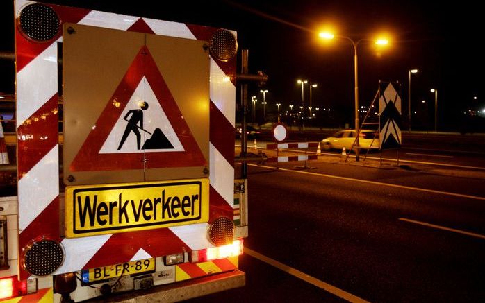 De Tweede Kamer steunt de spoedwet van verkeersminister Eurlings om snel op dertig locaties spitsstroken en andere wegverbredingen aan te leggen. Foto ANP