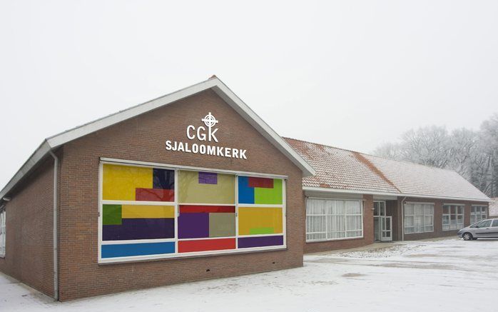 De christelijke gereformeerde kerk te Hardenberg (Ov.) heeft zondag haar eerste dienst gehouden in de Sjaloomkerk. De gemeente kerkte tot voor kort in Lutten, maar is verhuisd naar Hardenberg en komt nu samen in de tot kerk verbouwde Sjaloomschool.