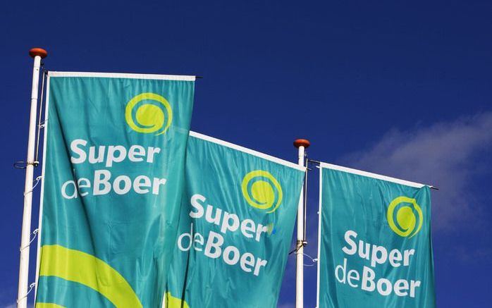 Supermarktketen Super de Boer heeft vorig jaar met minder winkels nagenoeg dezelfde omzet gedraaid als een jaar eerder. Consumenten rekenden voor een bedrag van 2,06 miljard euro aan boodschappen af bij de grossier. Een jaar eerder bleef de teller steken 