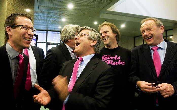 De mannen en ook sommige vrouwen van onder meer het CDA, de PvdA, de VVD, GroenLinks en D66 deden mee aan een actie van hulporganisatie Plan Nederland, die bezig is met de campagne ’Because I am a Girl’. Foto ANP