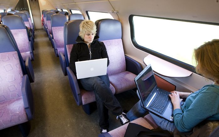 UTRECHT - Vanaf volgend jaar is het ook mogelijk te internetten in de trein. Foto ANP