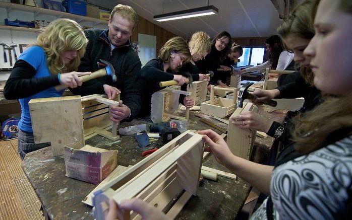 HUMMELO – Zo’n veertig eerstejaarsstudenten Sociaal Pedagogisch Werk van het Hoornbeeckcollege in Goes bezochten woensdag de time outvoorziening van stichting Ontmoeting in Hummelo. De jongeren timmerden er onder meer samen met dak- en thuislozen een hout