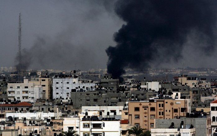 GAZA-STAD - Rookwolken boven Gaza-Stad na inslagen van Israëlische raketten. Foto EPA