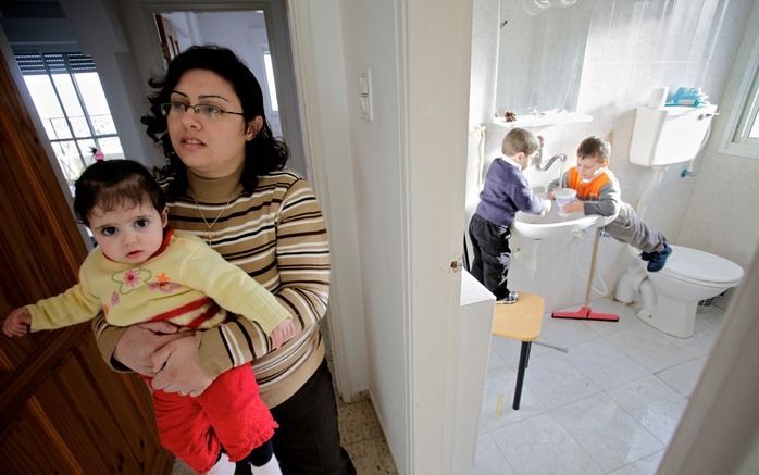 Na de moord op haar man, de christelijke boekverkoper Rami Ayyad, in oktober 2007 bleef de Palestijnse Pauline met drie kinderen achter. Momenteel zit ze vast in Bethlehem. Door de oorlog kan ze niet naar Gaza stad terug. Foto’s Sjaak Verboom