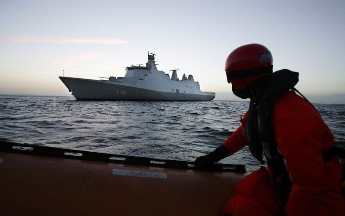 De bemanning van het Nederlandse schip had het piratenschip met lichtkogels in brand geschoten waarna de kapers in zee sprongen. Foto EPA