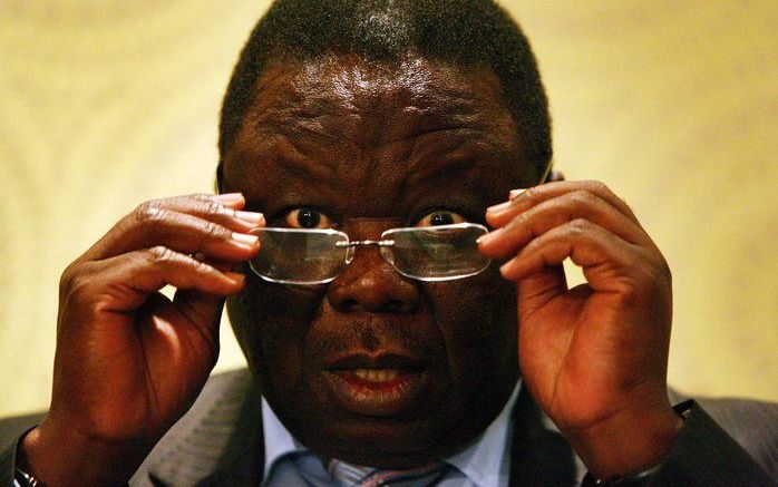 De Zimbabwaanse president Robert Mugabe en oppositieleider Morgan Tsvangirai gaan binnen een week met elkaar praten. Dat heeft Tsvangirai donderdag laten weten. Foto EPA