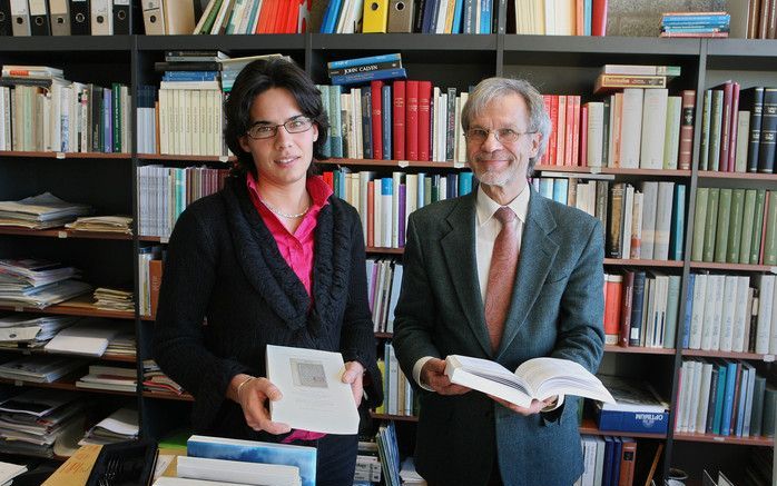 AMSTERDAM – Drs. Willemien van Dijk (l.) en prof. dr. Christoph Burger zijn betrokken bij de uitgave van het repertorium van Middelnederlandse preken. De laatste vier delen werden vrijdag gepresenteerd op een studiedag aan de Vrije Universiteit in Amsterd